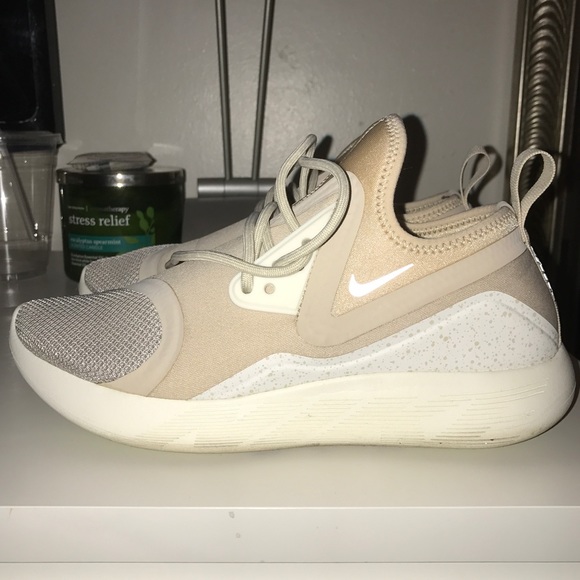 Nike Lunarcharge Poshmark Esenciales Nike Lunarcharge Poshmark Poshmark Lunarcharge Esenciales ce7ebb